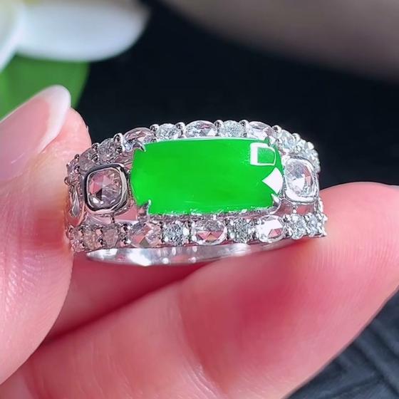18K金翡翠阳绿马鞍戒指